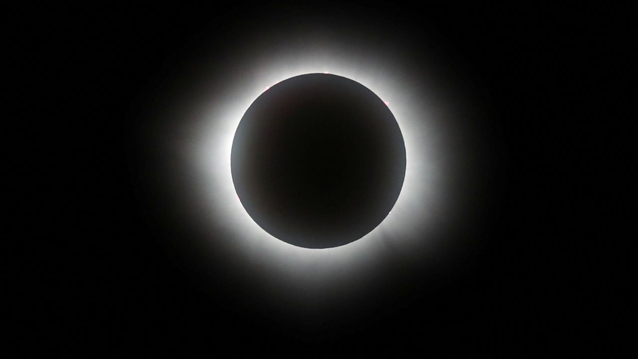 solar-eclipse-20240409